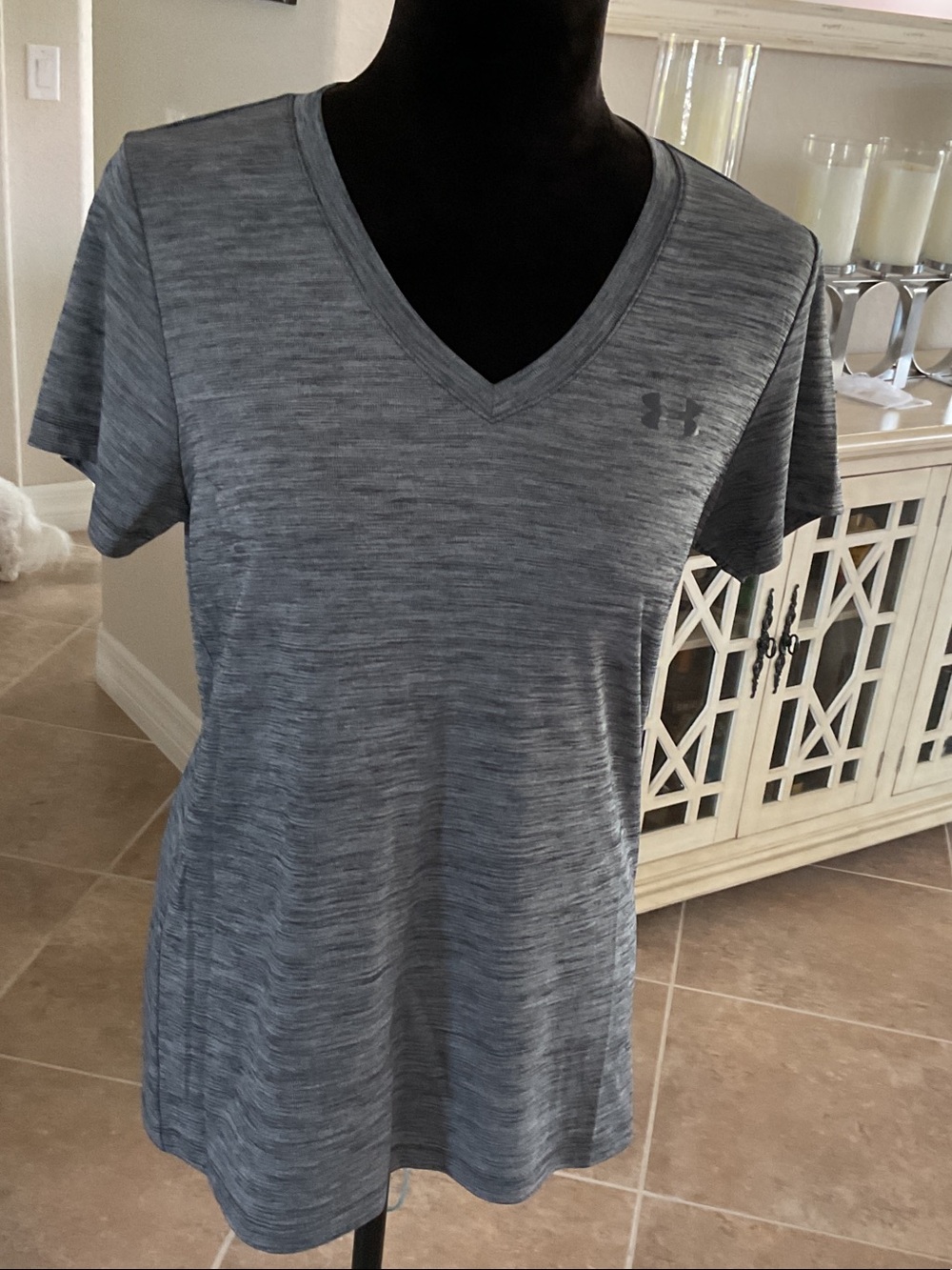 Under Armour gray/blck v neck top shirt, size M
